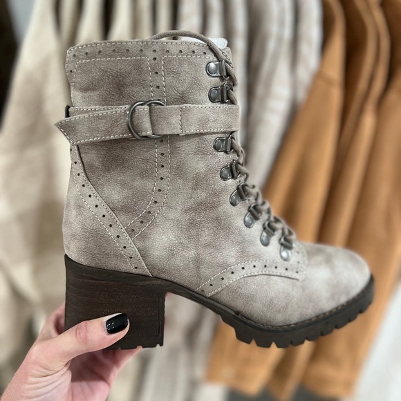 NIB Very G Donatella Vegan Leather Lace Up Moto Boots Booties Cream Grey - Picture 3 of 6